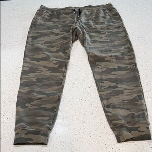 ZYIA Unwind Camo Jogger Pants in Olive Green